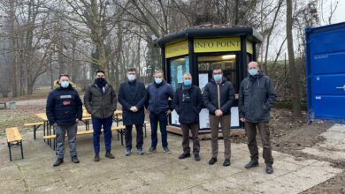 L'assessore Padovani ed altri rappresentanti di istituzioni ed enti all'info point inaugurato nel Parco di Villa Buri